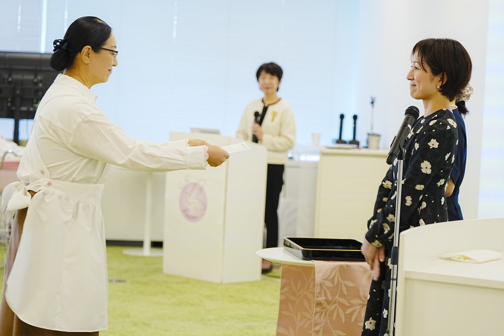 スーパーナニーに認定書が渡されます